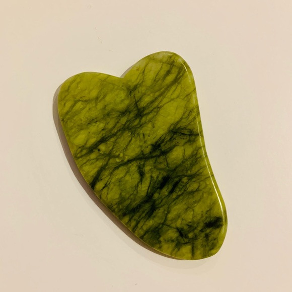 Gua Sha and Jade Roller - Picture 3 of 4